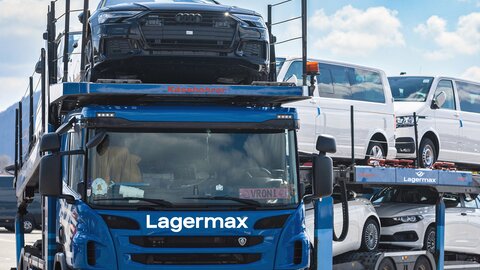 Man sieht einen beladenen Lagermax Autotransporter PKW in der Frontal Ansicht