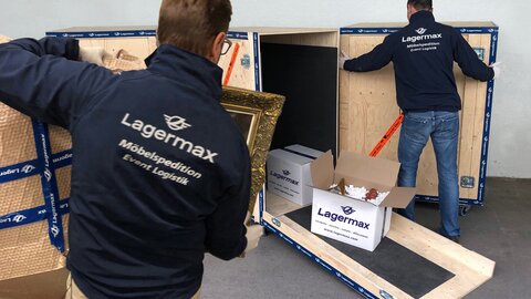 Lagermax Fachpersonal beim Verpacken und Verstauen der Kunstgegenstände. 